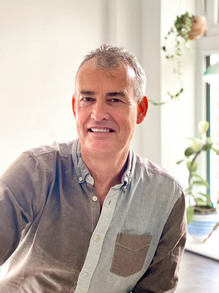 ff 444458af8cb863b2d1ca61ce660e09f8 ff Andrew kitchen whiter teeth scaled 768x1024