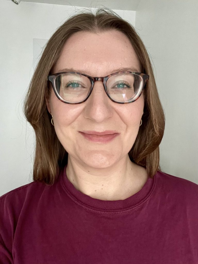 ff 488faa62ee9d28528c131b5f7631c71c ff Glasses headshot 1 scaled 768x1024