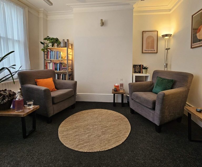 ff 9f869756869bc2a04c59c411e37bc138 ff Shoreditch therapy room 1 768x634