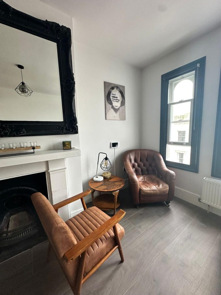 ff 1f78a193dd3782c8a86137dddc1209e4 ff ROOM2 1 768x1024